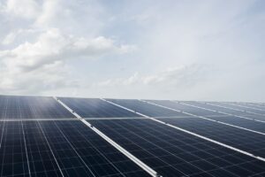 DHL TRAILAR – Flota de camiones con paneles solares en el techo