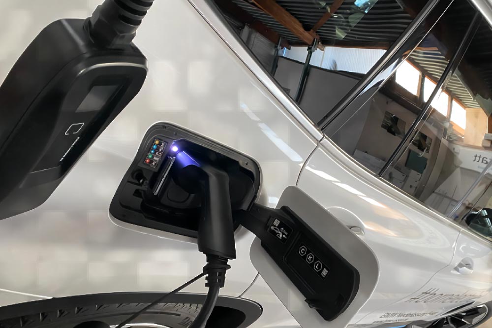 ¿Qué factores afectan la duración de la carga de un vehículo eléctrico?